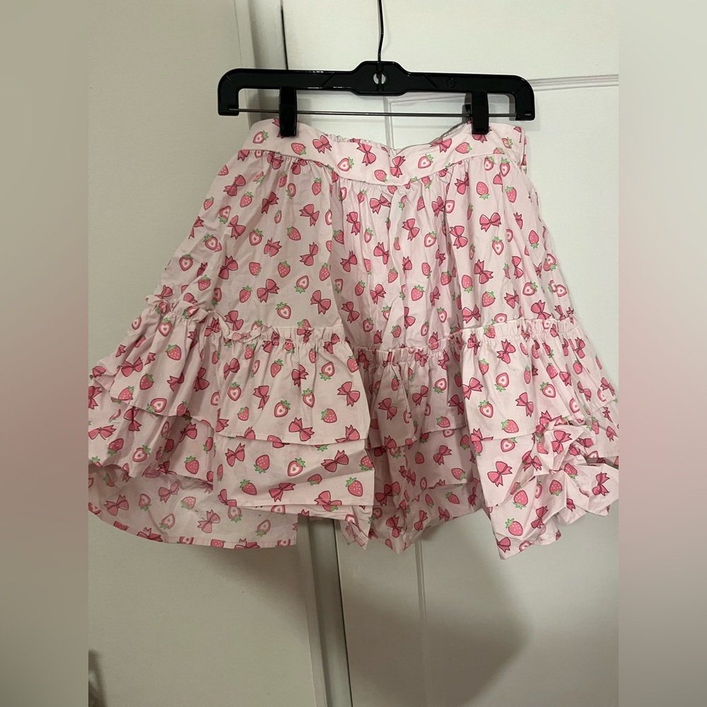 NWT - Hot Topic Strawberry Bows Petticoat Skirt - M